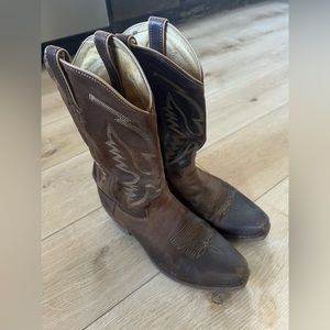 Men’s cowboy boots size 9.